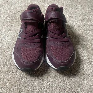 👟Maroon New Balance Athletic Velcro Shoes size 2W (Boys)👟